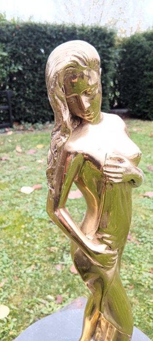 sculptuur, verguld bronzen sculptuur van een jonge vrouw in