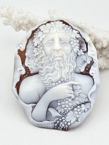 CASSIS MADAGASCARIENSIS - Cameo - Handgegraveerde camee, Antiek en Kunst