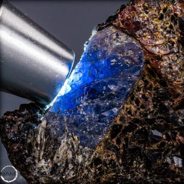 Natuurlijke koningsblauwe saffier op matrix 254,70 ct uit