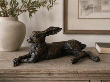 Elizabeth and Stevens - Beeldje, Laying hare Resting - 25 cm