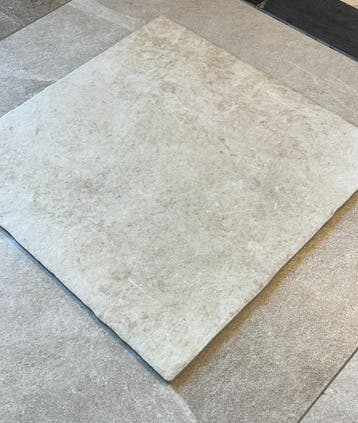 6,25 m2 lichte castlestones 50x50 (25 tegels), Ophalen, 40 tot 60 cm, 40 tot 60 cm, Keramiek