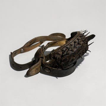sculptuur, Collier de chien anti loup clouté art populaire
