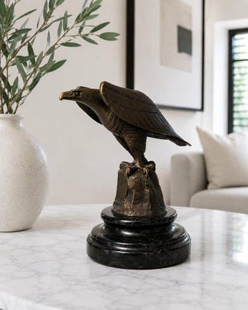 Beeld, Bronzen adelaar op marmeren sokkel – Gesigneerd –