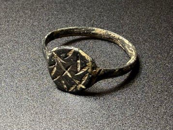 Middeleeuwen, kruisvaardersperiode Brons Symbolische ring