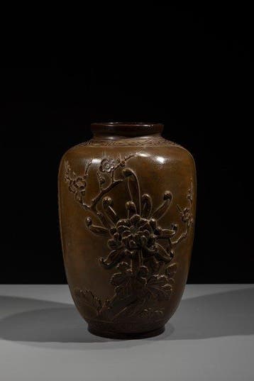 Vaas - Brons, Een gepatineerde bronzen vaas met chrysanten