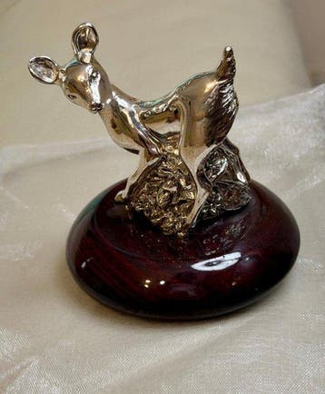 Camilletti & C - Beeldje - Graceful Bambi Deer on a floral, Antiek en Kunst