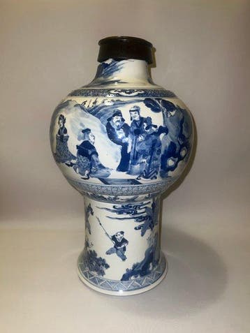 Blauw-witte vaas met figuratieve en landschappelijke
