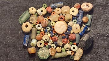 Oudegyptisch naar Latijn Glas meer dan honderd oude kralen, Antiek en Kunst