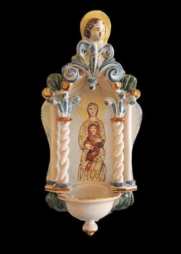 Wijwatervat - 1970-1980 - Madonna op de troon met kindje -