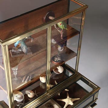 Pianovormige verzamelaars vitrine of display-cabinet in bron, Antiek en Kunst, Ophalen of Verzenden