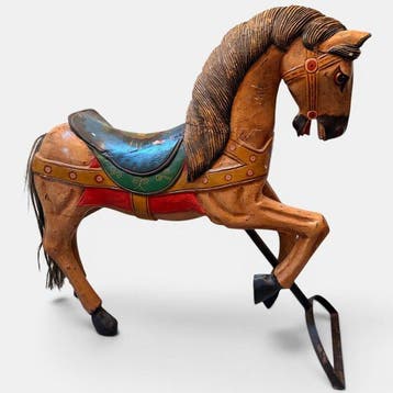 sculptuur, Antiek handgesneden houten schommelpaard op