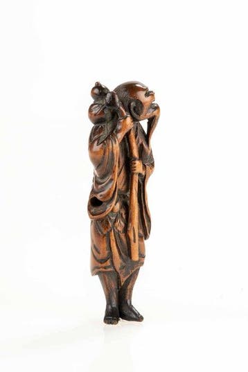 Een fraaie netsuke van boxhout, afgebeeld is een sennin met