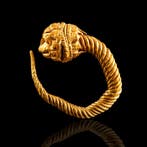 Hellenistic Gouden gedraaide oorbel met leeuwenkop (Zonder