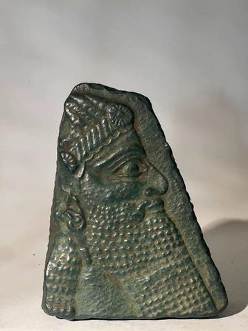 Beeldje - Assyrian-style relief ornament - Koudgeperste