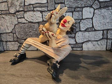 Jun Asilo - Jun Asilo - Beeld, Clown gesigneerd met konijn -