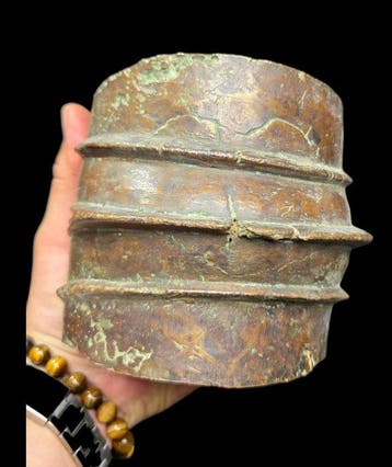 Imposant bronzen enkelband uit Muséum Konga van het