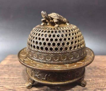 Decoratief ornament - Japan - Bronzen honingraatwierookvat
