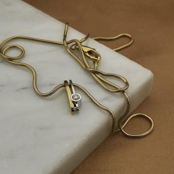 Bicolor gouden collier met vaste hanger en diamant; 0,10 ct., Gebruikt, Ophalen of Verzenden, Met edelsteen, Goud