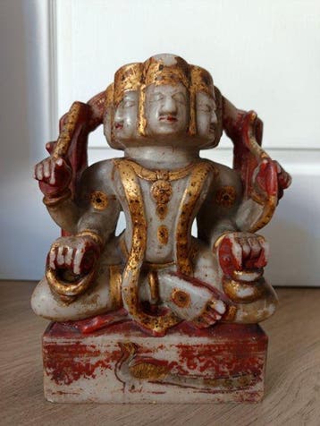 Oud standbeeld van marmer, polychroom, Shanmukha / Kartikeya