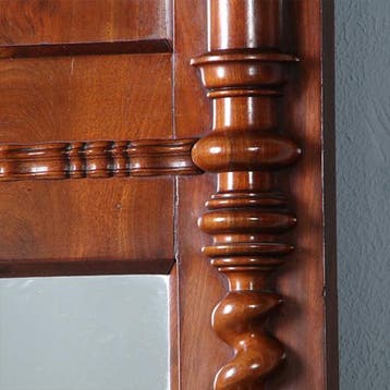 Biedermeier spiegel ca 1835 met onder en boven een bloemmaho, Ophalen of Verzenden