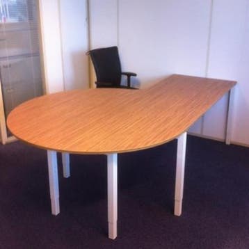 (MDK-103044) Kwadrant bureau met vergaderdruppel, Ophalen of Verzenden, In hoogte verstelbaar, Nieuw