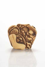 Een mooie netsuke van hertengewei die een verzameling