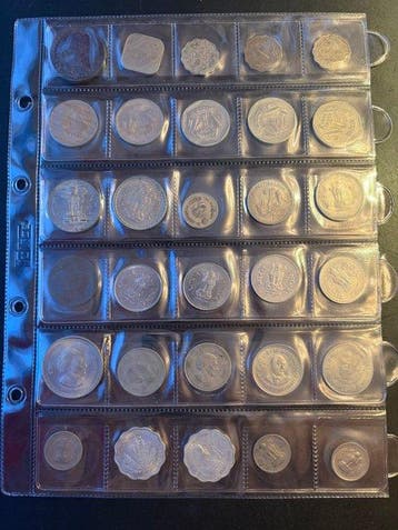 Brits India. Lot de 114 pièces en feuilles d’album,
