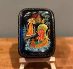 Palekh - Signed L.E. - Doos - Papier-maché - Ruslan en