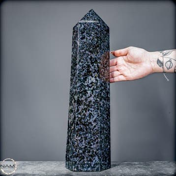 Melanit Gabbro Obelisk – sculpturaal luxe-statement uit
