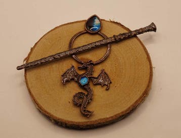 Haarspeld + stokje van draak met blauw steen kleur brons, Verzenden, Nieuw, Haarspeld
