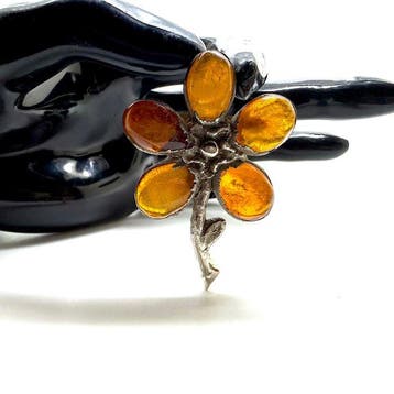 Ambachtelijke naturalistische broche met Baltisch amber, 5