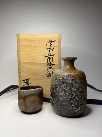 Japanse Bizen-aardewerk Sake-set – Tokkuri & Ochoko –