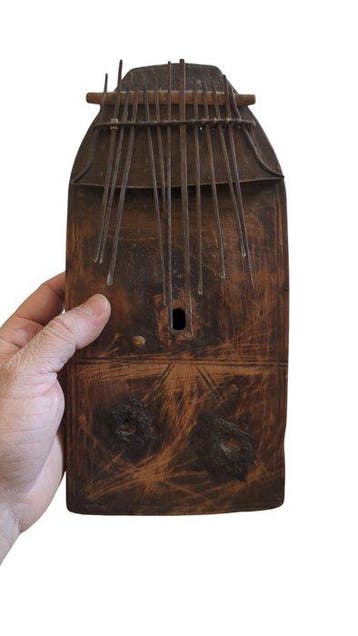 Decoratief ornament - Lamelófono «Kankobele» – Pueblo Tabwa.