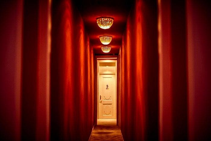 Elena Paraskeva - Follow the Red, Antiek en Kunst, Kunst | Designobjecten