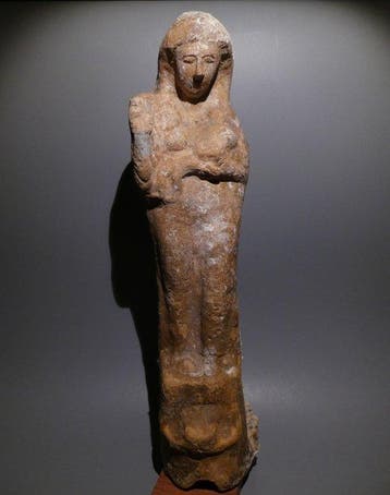 Fenicisch Terracotta Vrouwelijke figuur met een kind. 38 cm
