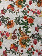 Stof met het bekende bloem-paisleymotief in tinten rood en, Antiek en Kunst