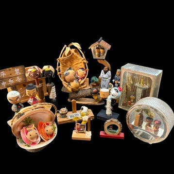 Set van 16 Japanse houten kokeshi-stijl souvenirfiguren -