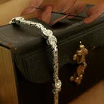 Witgouden platte koningsarmband met vaste bedels en diama..., Sieraden, Tassen en Uiterlijk, Armbanden, Gebruikt, Overige kleuren