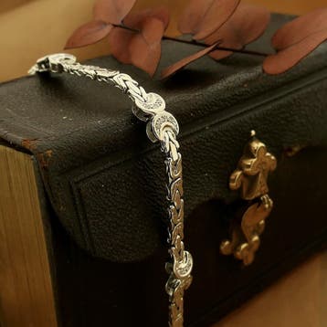 Witgouden platte koningsarmband met vaste bedels en diama..., Sieraden, Tassen en Uiterlijk, Armbanden, Gebruikt, Ophalen of Verzenden