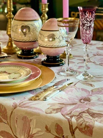 Tafelkleed met roze magnolias voor grote tafels. -