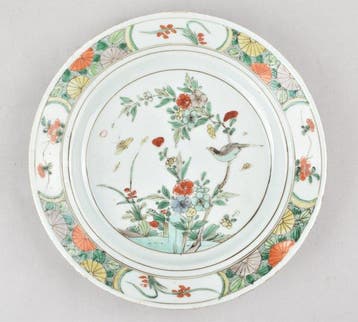 Bord - A CHINESE FAMILLE VERTE PLATE DECORATED WITH BIRDS -