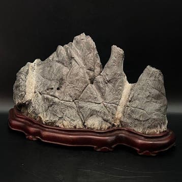 W26 cm Indrukwekkende Japanse Suiseki met standaard - Steen
