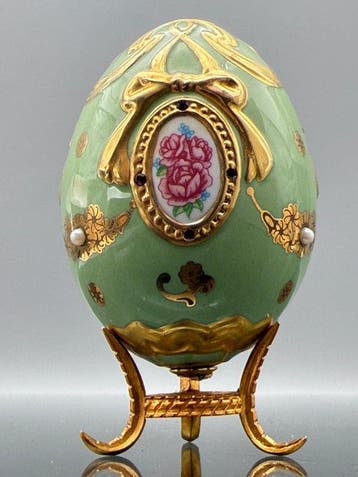 Fabergé ei - Imperiaal juwelei, versierd met 24-karaats goud