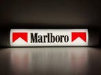 Marlboro - Dimbare lichtreclame bord van Marlboro met het, Antiek en Kunst, Antiek | Wandborden en Tegels