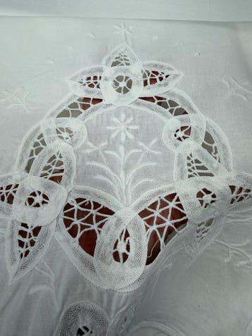 Festivo - Handdoek (3) - 113 cm - 77 cm - Handgeborduurd -