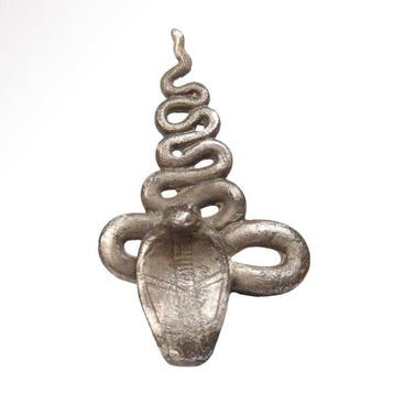 in de stijl van het Oud-Egyptisch. Zilver Uraeus-amulet