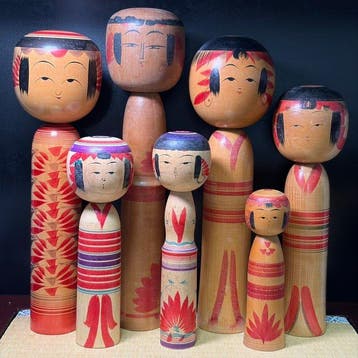 Gesigneerd. Een lot van 7 antieke Japanse creatieve