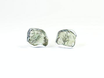 2 Moldavite oorstekers / ruwe / nieuw 925 sterlingzilver -