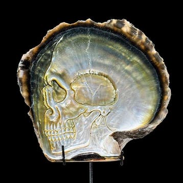 Snijwerk, NO RESERVE PRICE - Intricately Carved Mother of