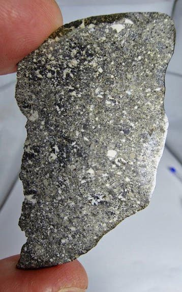 Meteoriet NWA 14131. HED, Eucrite - 9.7 g - (1), Verzamelen, Mineralen en Fossielen
